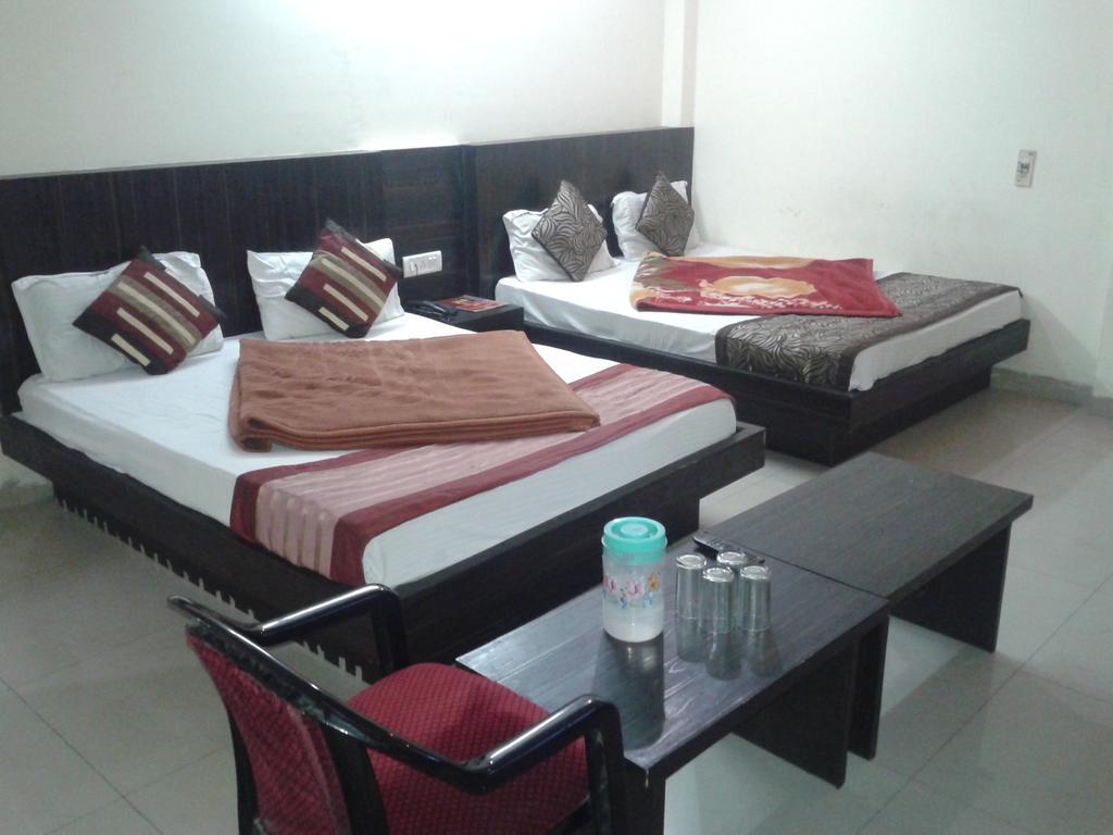 Hotel Surya Plaza New Delhi Rom bilde